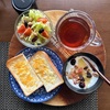 今日の朝食ワンプレート、チーズトースト、三角の紅茶、ビーンズレタスサラダ、フルーツヨーグルト