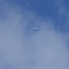 高空の飛行機｜雲の“隙間”