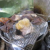 続きです。牛ハツ（牛の心臓）を鍋で燻製～！！途中の味見。