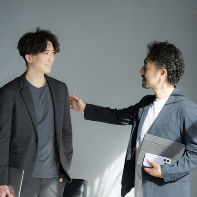 ビジネスシーンで効果的な褒め方とは？褒め上手になるためのコツや注意点について解説