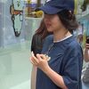 ADOR「ミンヒジン」渋谷に現れる…笑顔で写真撮影に応じるなどファンサービスも！