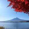 鮮やかな紅葉回廊　　河口湖