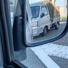 清掃工場で軽バンと軽トラックの荷台のゴミを