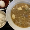 伝丸のラーメン、ライスと生卵もついて200円は破格のコスパ！物価高騰の時代に安すぎる！