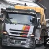 トラックが細い道通る