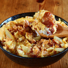 サクサク感とうま味のある「フライドオニオン親子丼」がやきとり缶と卵でできた【ヤスナリオ】