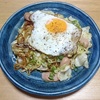 我が家のランチタイム　バジルソーセージを使ったソース味の焼きそば 