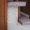 昭和の板壁にタイル風シールを貼る