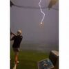 ゴルフ練習場でボールに雷が直撃！打った男性も思わずびっくり【動画】