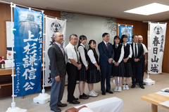 上杉謙信生誕500年に向け市民団体が「のぼり旗」制作　上越高校書道部が筆を執る