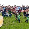 イギリスで最もクレイジーなスポーツ競技「伝統のチーズ転がし大会Cheese Rolling Competition」