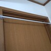 簡単に部屋干しスペースがつくれる１００均アイテム「縦にも横にもはさめるかもいフック」
