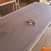 ８８５、【お客様のお宅へお届け前の準備開始】 ウォールナットの一枚板のオイル仕上げを少しずつ開始。一枚板と木の家具の専門店エムズファニチャー