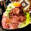 【レッドロック@高田馬場】豪快盛りつけのローストビーフ丼を食べに行こう【ローストビーフ丼(大)】