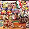 駄菓子屋さんの店先で。