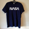 NASAロゴのTシャツ