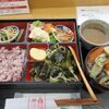 「岩沼屋」、週替わり弁当は、新わかめの豚肉ジャガ。具沢山豚汁も追加