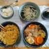 玉子かけご飯。鶏野菜味噌汁。モヤシとわかめと小魚のスープ。大根の浅漬け。