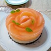 ヨーグルトケーキにモモをお花みたいに