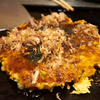 大阪千日前のお好み焼き屋の老舗「はつせ」は今でもお客様に焼いてもらうシステムで、全室完全個室という珍しいお好み焼き屋
