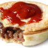オーストラリアミートパイ（オーストラリアの肉料理2）　　挽肉とグレービーソースを詰めた手のひらサイズのパイで手に持って食べるのが基本．18世紀のシドニーにおける英国王誕生日公式晩餐会に記録があり，現在では「国民食」といわれことがあります．ケチャップに似たトマトソースがたっぷりかけられますが，そのかけ方で論争もあり，オーストラリアでは年間平均12個食べている（2003年）とのこと．