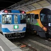 新型特急列車が高松駅で停車中　特急「うずしお」185系や2000系が