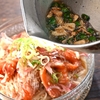 灼熱のにんにく青唐辛子オイルを豪快にかける真夏の「サーモンそうめん」の作り方【魚屋三代目】