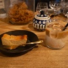 神保町の「オトナリ珈琲」でカフェラテ（アイス）、エスプレッソチーズケーキ（バスク風）。