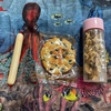 くるみを小さい水筒に入れて持ち歩くPut walnuts in a small water bottle and carry them around.