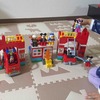 2歳7か月の娘のブロック遊び。レゴ デュプロ 消防署 10593 を組み立ててみたよ。