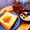 今日の朝食ワンプレート、チーズトースト、紅茶、いちごバナナブルーベリーシリアルヨーグルト