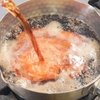 コーラとにんにく、しょうゆだけで豚のかたまり肉をトロトロに煮る【オトコ中村の面倒で楽しい休日メシ】