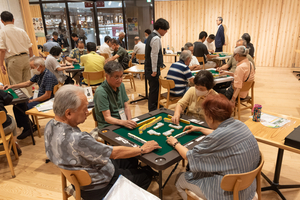 「賭けない、飲まない、吸わない」　上越市で「健康マージャン」大会　20〜80代48人が卓囲む