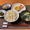 雨降りの朝は納豆ご飯に玉子焼きを食べて、休日出勤しましょう。