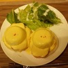 エロイーズカフェ　横浜ハンマーヘッド店　/　エッグベネジクト + カレーパン