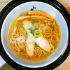 黄金色に輝くスープの「鶏塩そば」（麺や 雨龍）