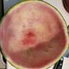 スイカがくりぬかれている。うちの正しいスイカの食べ方。