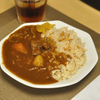 牛スジ煮込カレーとバイスサワーに黄桃　　＠家ごはん
