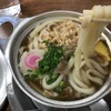 商店街の路地裏にある大人気店、夏でも鍋焼きうどん一本で勝負できる「ことり」のうどん。