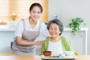 高齢の親の介護に困ったら？一般的な家事代行と自費訪問介護サービスの違いとは