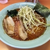 【今週のラーメン４３７８】 ラーメンショップ 椿 小川店 （東京・新小平） ネギとうがらしラーメン 並　〜朝からガッツリ男前で痛快！寒さを吹き飛ばすオイリー辛葱麺！