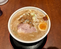 泉区南中山・おもとで「味噌ラーメン」//色は薄めだが味濃いめ