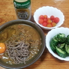 カレー蕎麦と胡瓜のざく切りとノンアルコールビール