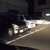 会社の駐車場で、