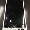 カメラが露出しているiPhone8の画面交換を担当しました。