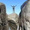 Kjerag（シェラグ）にて1,000mの崖に挟まれた奇岩に立つ！