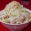 ラーメン二郎 生田駅前店 - アブラサラダはシャキシャキで鮮度温度良好。スープは醤油の深い旨みが凝縮。麺は口当たりから艶々スベスベで最高にスタイリッシュ。豚はパサつき皆無でしっとり仕上がりいくら食べても太らなさそうなやつ。事前申請とコールが、自分の中の殿堂入りのカスタムとは言え、今回は完璧に自分好みに仕上がっていた。絵に描いたような良い時の生田。完成度の高さが本気だった。