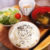 今日の朝食ワンプレート、ななつぼし、わかめのみそ汁、レタスサラダ、小粒納豆