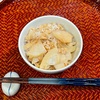 旬のタケノコごはんにそら豆のおにぎり。おやつのピスタチオバターサンド。