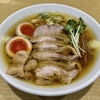 【今週のラーメン４８０７】手打 親鶏中華そば 綾川（東京・恵比寿）親鶏中華そば［極太麺］＋ チャーシュー親モモ ＋ 自家製煮卵 ＋ かき揚げ小丼　〜寒さと多忙の憂鬱さを晴らす明るい鶏出汁感！痛快覚える極太麺の豪快さ！招福親鶏中華そば！